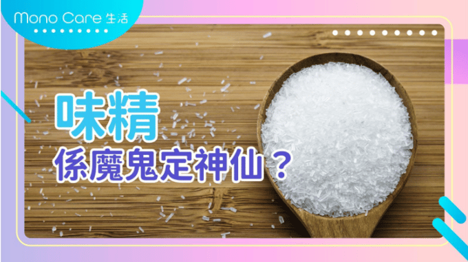 褐色的桌面，散落一些味精，右邊的木製湯匙裝滿味精
